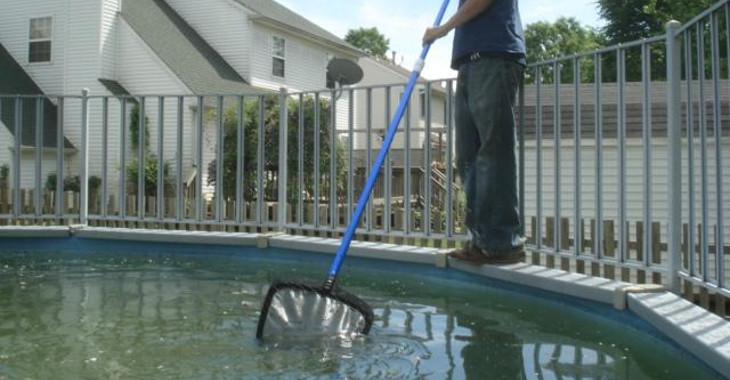 cleaning_above_ground_pool